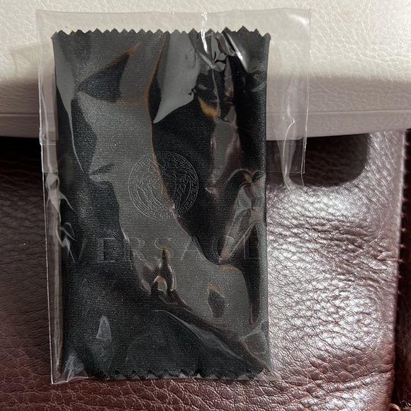 SUNGLASS/EYEGLASS HARD CLAMSHELL VAULT CASE WITH MICROFIBER CLOTH - Picture 2 of 4